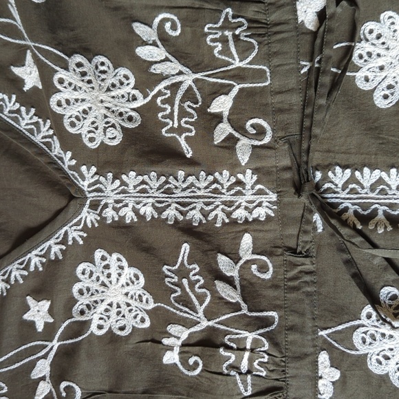 Super Cute Green & Cream Stiched Tunic in Medium - Picture 5 of 5